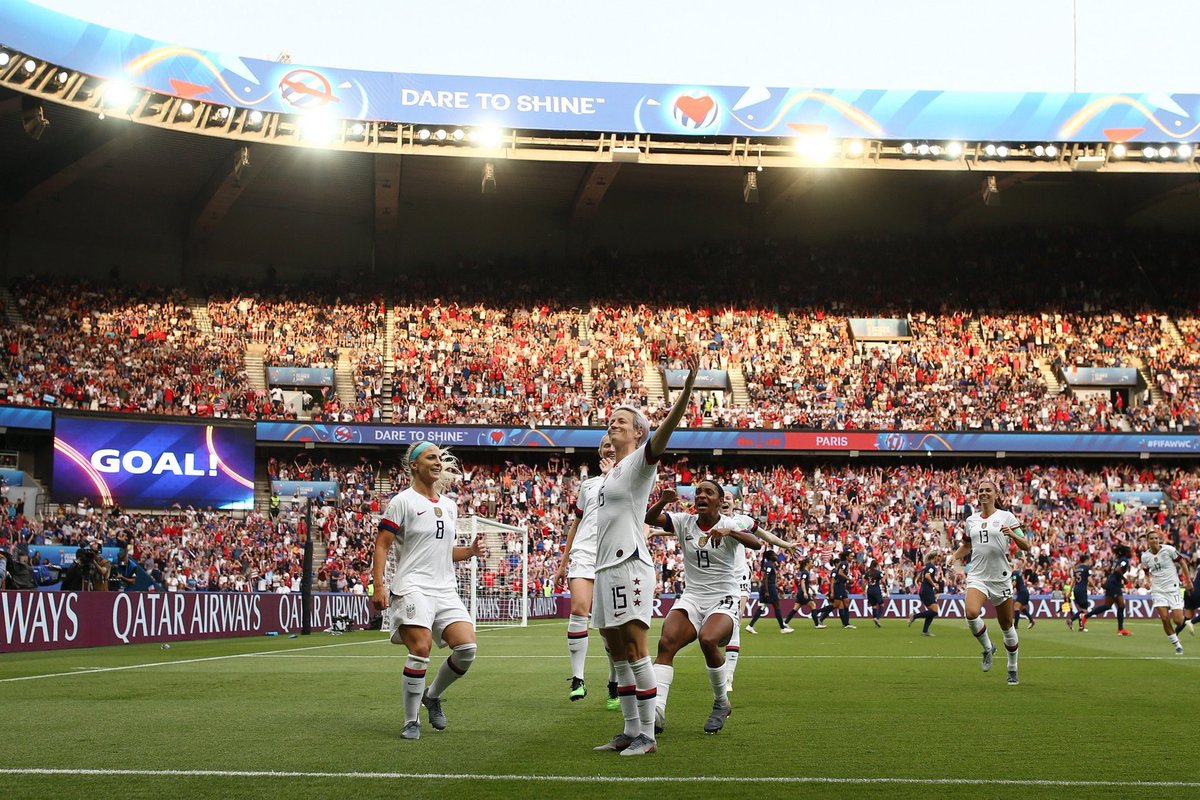 JPS's tweet photo. This is one of the most iconic sports images I’ve ever seen.  Shout out to the photographer.  Shout out to @mPinoe https://t.co/wKX0RocfCG