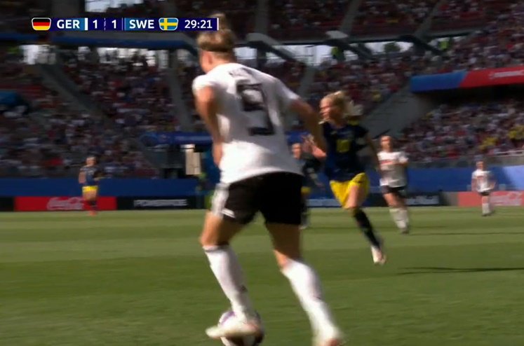 GETAnalysis's tweet photo. GETAnalysis: It is so hot that there will be cooling breaks during the match - #Germany has one as does #Sweden
#FIFAWomensWorldCup19 - ⚽⚽⚽⚽ #GER 1 - 1 #SWE #GERSWE #SWEGER #GERvsSWE #SWEvsGER https://t.co/DqHLVrYaW7