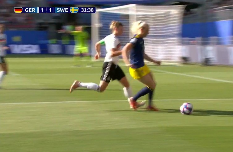 GETAnalysis's tweet photo. GETAnalysis: It is so hot that there will be cooling breaks during the match - #Germany has one as does #Sweden
#FIFAWomensWorldCup19 - ⚽⚽⚽⚽ #GER 1 - 1 #SWE #GERSWE #SWEGER #GERvsSWE #SWEvsGER https://t.co/DqHLVrYaW7