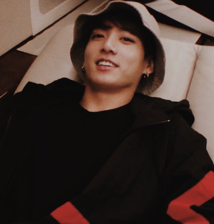 °• talk me down •° || kookmin au

Jimin se concentraba en mirar al desconocido que salia a fumar todos los dias al balcon que quedaba frente a su escuela, sin esperar que este extraño, un día, le saque una foto.