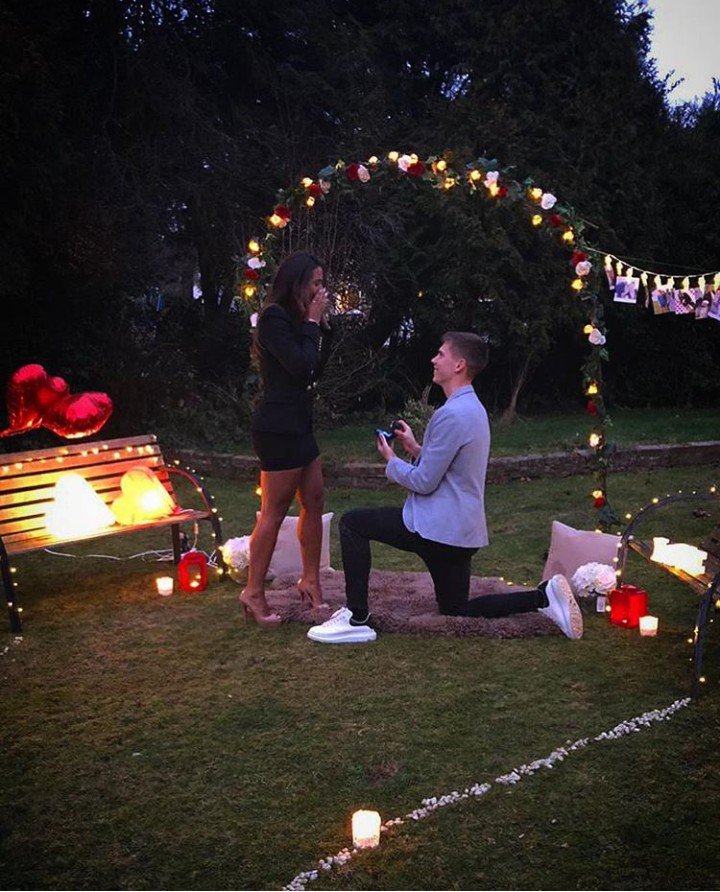 Juan Foyth le pidió casamiento así, a su novia. Donde se compra un pibe así? Porque yo me engancho con cada boludo.