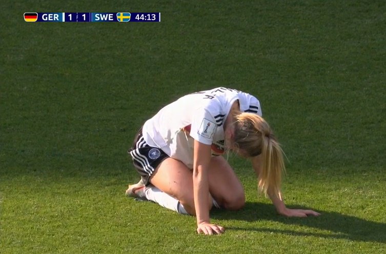 GETAnalysis's tweet photo. GETAnalysis: Additional 3 minutes added to the First Half - #Germany & #Sweden still at one a piece
#FIFAWomensWorldCup19 - ⚽⚽⚽⚽ #GER 1 - 1 #SWE #GERSWE #SWEGER #GERvsSWE #SWEvsGER https://t.co/2js6gaRsb7