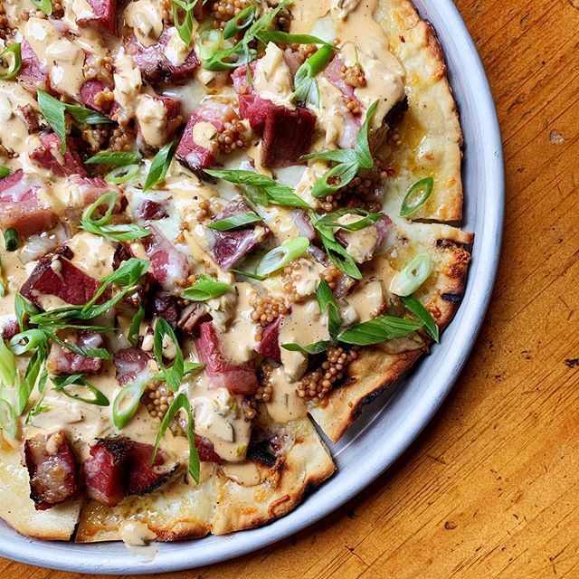 *NEW* Menu Item 👉 Montreal Smoked Meat Flatbread, smoked chili 1000 island, beer pickled mustard seed, cabot cheddar
-
#bbq #bluebirdbbq #smokedmeat #havefun #btv #vt ift.tt/2KLw8av