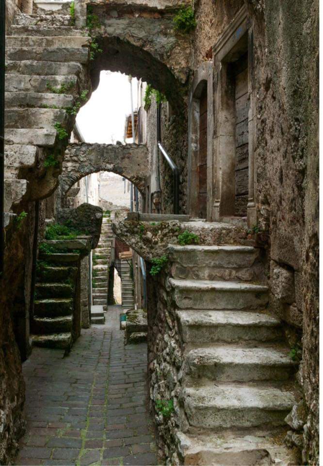 MiguelCalabria3's tweet photo. Castel Vecchio Calvisio, Aquila. Si ha notizia del primo castello e delle prime Chiese dal Chronicon Valturnense nel 779 d.C. L'attuale Borgo fortificato, raro esempio di pianificazione medievale, nacque invece nel XII secolo.
@EdaFaktor
#photography 
Simbolli dell'arte medievale https://t.co/GxB9xLVCCY