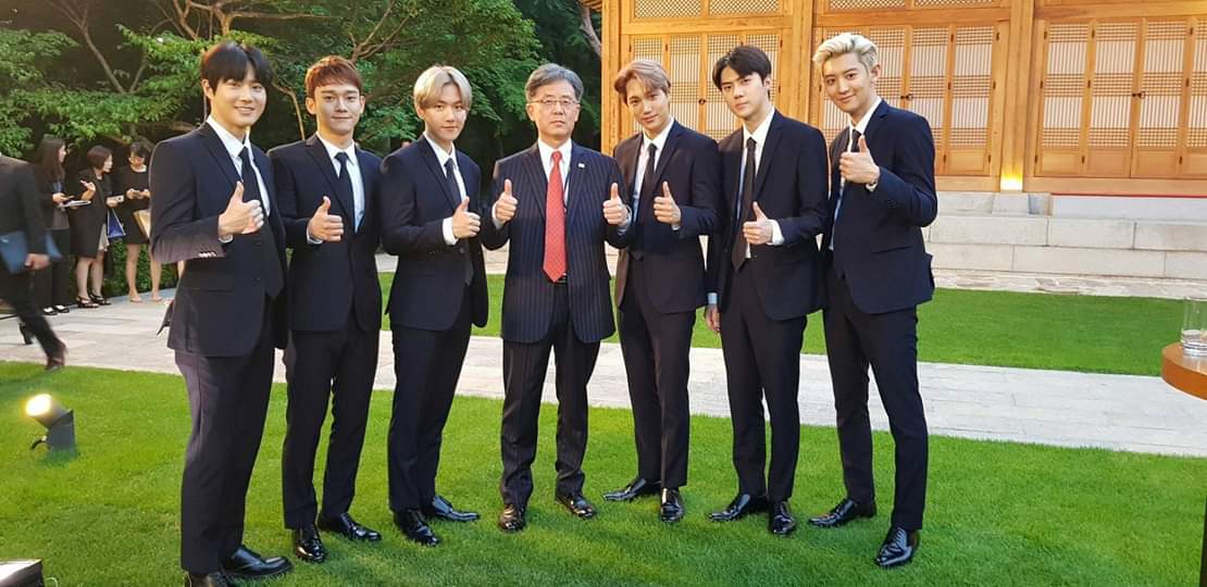 __ghina7's tweet photo. Ith some ppl don't get it... We, aka #EXOLs, dislike that dude too... But we're very proud of our boys, doing their job as Nation's pick which President Moon entrusted them with btw... Now fk off and let us enjoy our babies~
#EXO #nationpickEXO @weareoneEXO
@B_hundred_Hyun https://t.co/kjTuH9lDzQ