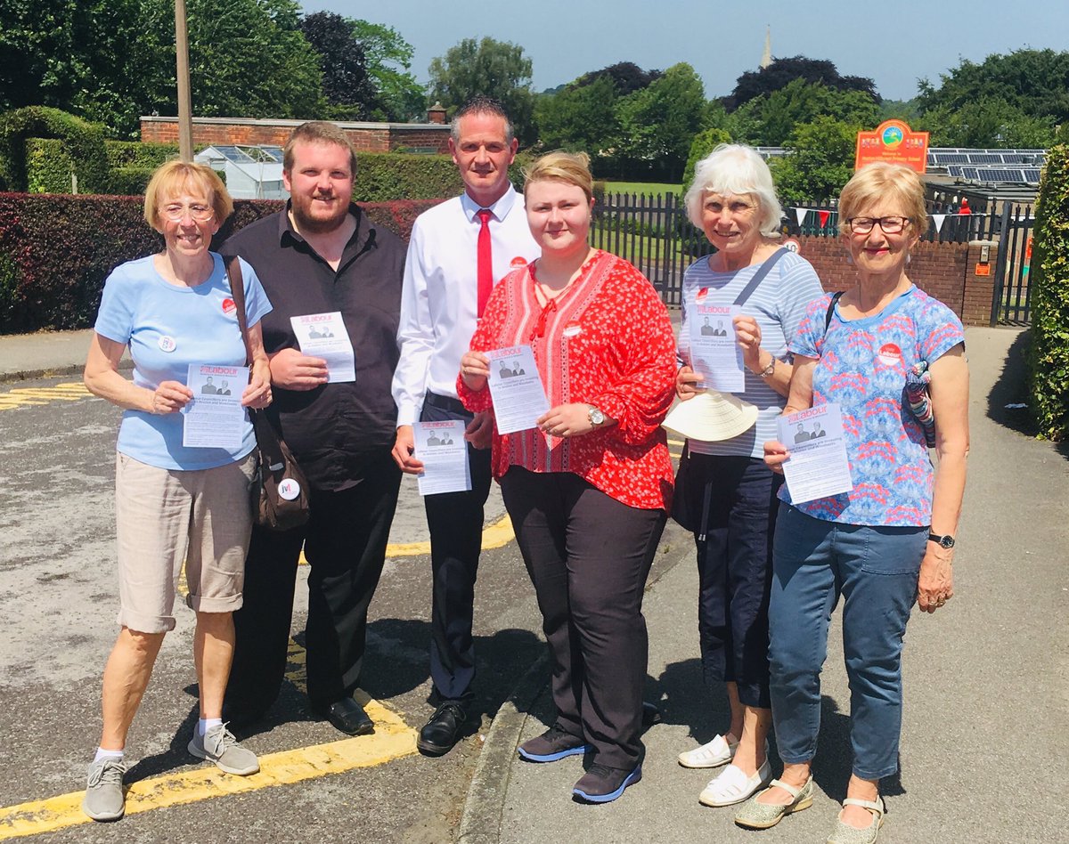 RVCLP's tweet image. We were out enjoying the sun in South #Anston this afternoon. ☀️😎🌹

Local Labour councillors and members were speaking to residents to find out what issues matter most to them. #LabourDoorstep