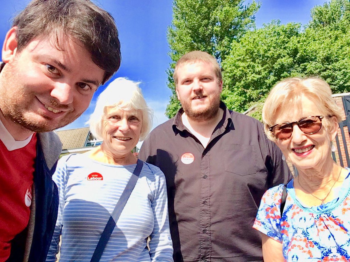 RVCLP's tweet image. We were out enjoying the sun in South #Anston this afternoon. ☀️😎🌹

Local Labour councillors and members were speaking to residents to find out what issues matter most to them. #LabourDoorstep