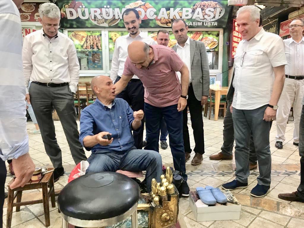 Geçmiş dönem Başbakan Yardımcımız, Milletvekilimiz Fikri Işık ve İl Başkanımız Mehmet Ellibeş ile  beraber çarşı esnafını ziyaret ederek hayırlı işler diledik.

Allah helal rızık peşinde koşarken yorulan kulunu sever.  <a href="/ellibes_mehmet/">Mehmet ELLİBEŞ</a> <a href="/avaliguney/">ALİ GÜNEY</a> <a href="/fikriisik/">Fikri Işık 🇹🇷</a>