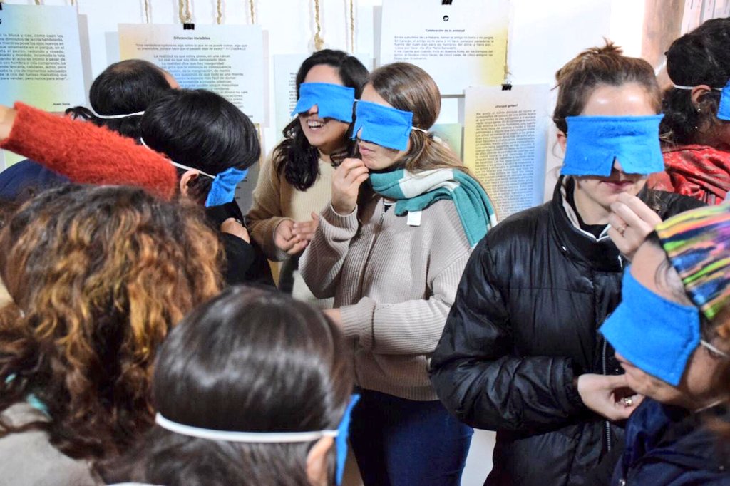 LeacGonzalez's tweet photo. El @espaciosurgir ⤴️ habilitamos herramientas pedagógicas y emocionales para repensar nuestros conflictos cotidianos 🙂
Hoy participamos de una nueva jornada de los #JuegosParaLaPaz ☮️ https://t.co/dGQbda7Y1g