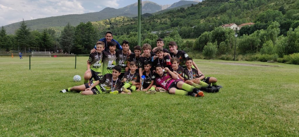 Entrega de TROFEOS en la FASE ELIMINATORIA DE LA Pirineos Cup 2019⚽️‼️

#PirineosCup2019
#Trofeos