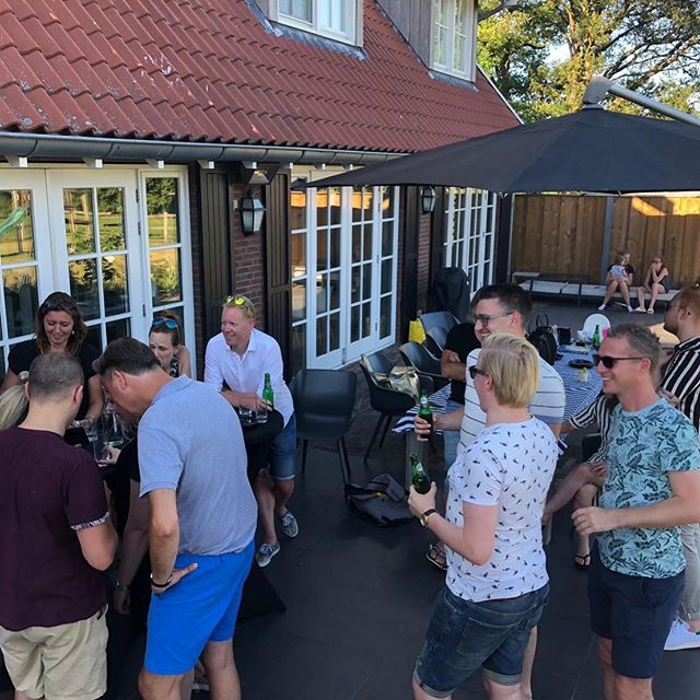 BBQ alarm! Gelukkig konden we bij Eeke en Eric in de schaduw staan. ift.tt/2xiMkan