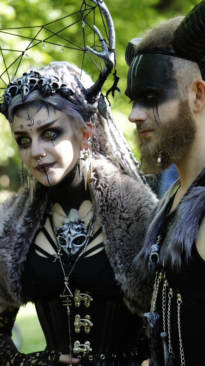 IchOhneBild's tweet photo. 🔴28.WGT 2019 • WAVE-GOTIK-TREFFEN LEIPZIG • Viktorianisches Picknick 🎬https://t.co/0WULlJA1YI #IchOhneBild #Petnoble #wgt #wgt2019 #wavegotiktreffen #ig_leipzig #gothic #leipzigcity #gothgirls #goticmakeup #goticfashion #darkfashion #black #darkart #gothicgirl #gothgirl https://t.co/GhZqakzwzk