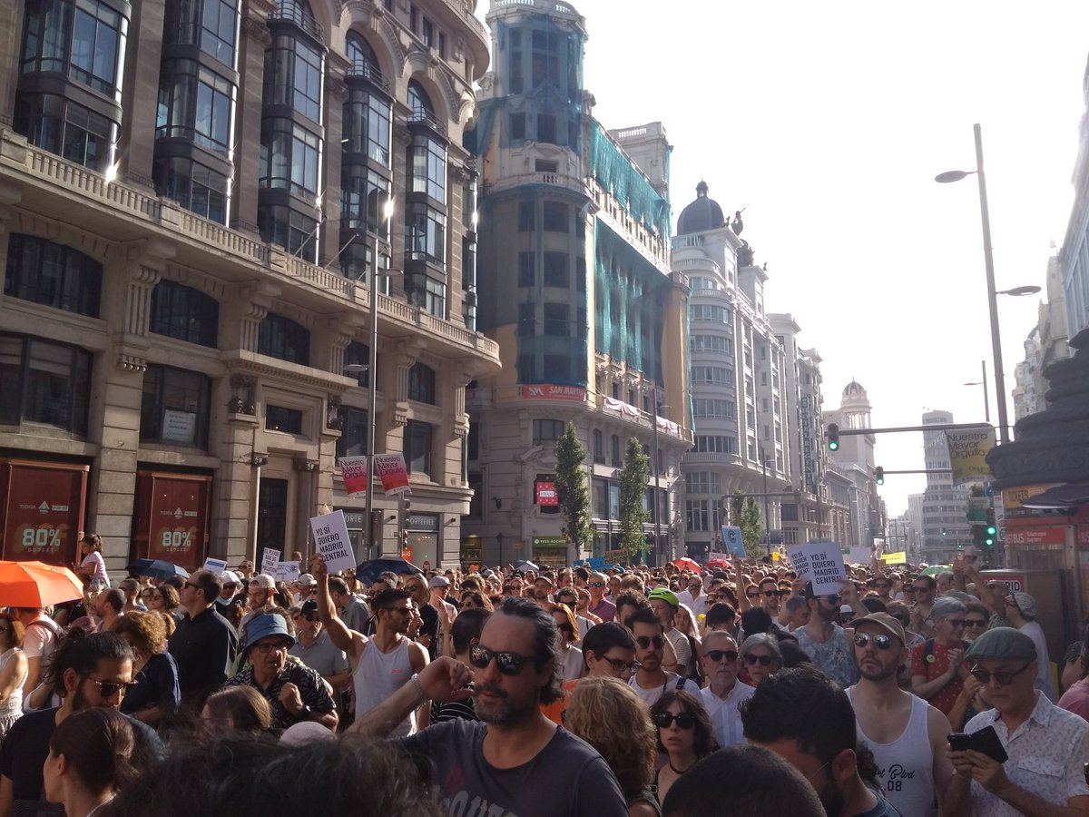 rodro_retiro's tweet photo. Fuertemente orgulloso hoy de Madrid. En plena ola de calor, con más de 40° sobre el asfalto y sol directo. Una ciudad gritando que #MadridCentralSeQueda, ante el ridículo internacional del actual ayuntamiento de Madrid https://t.co/JVx73D3Kt4