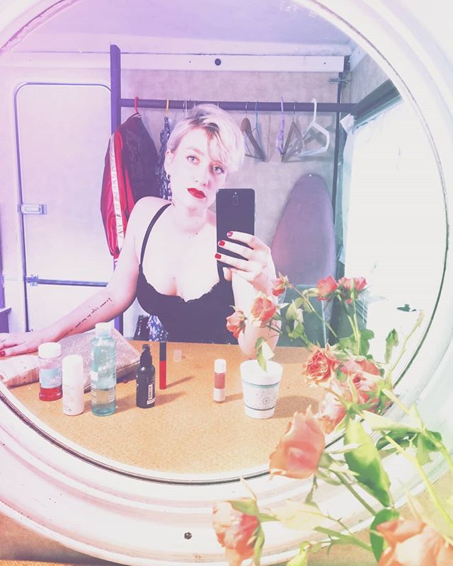 GervaiseMusique's tweet photo. Sur scène dans 15min...
Bisous paillettes. ✨💋✨ #onstage #chanteuse #singer #singerartist #glitterkisses #glitterpower #lascene #concert #biiiiim #bisouspaillettes https://t.co/RRBI7QZdKF