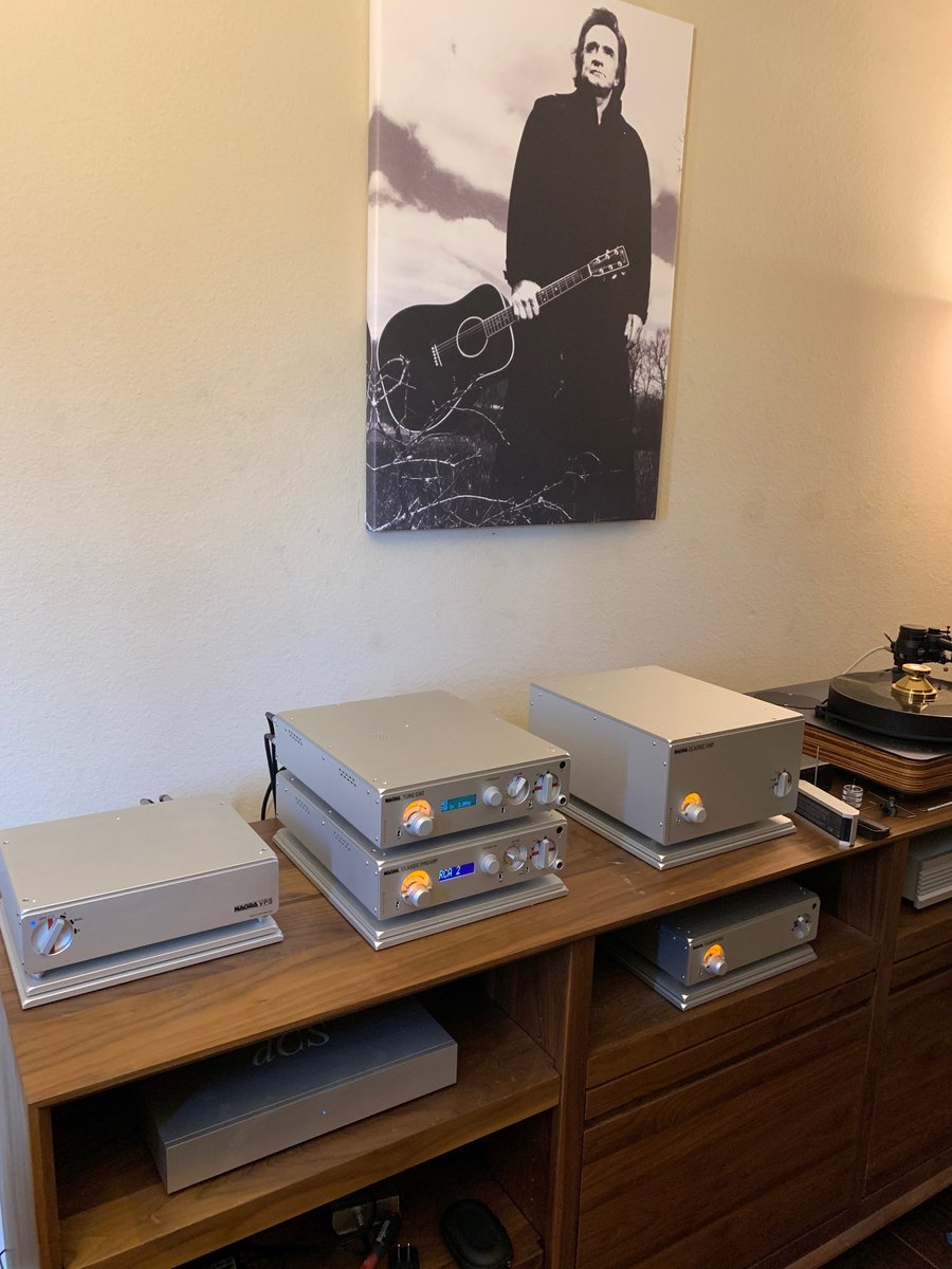 steven_dake's tweet photo. #Nagra #TubeDAC arrived yesterday. One word: Amazeballs!
Photo here is playing 1xDSD over AES from a DCS Network Bridge. Sadly the NB doesn't output in USB so need to get a different streamer to handle 4x #DSD. https://t.co/WTHjviJyNh