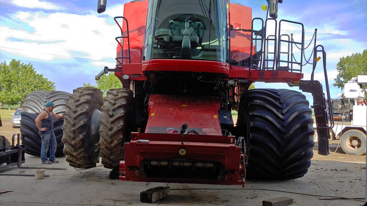 WelkerFarmsInc's tweet photo. Tires sure can make a difference in scale and overall look! Today's YouTube video shows the process of mounting these monster LSW 1400's on our CASE IH 8230!
#lswtires #youtube #largestfarmtire #welkerfarms #goodyearfarm
@ScottSloan6164 https://t.co/Ay8P0vdpMp