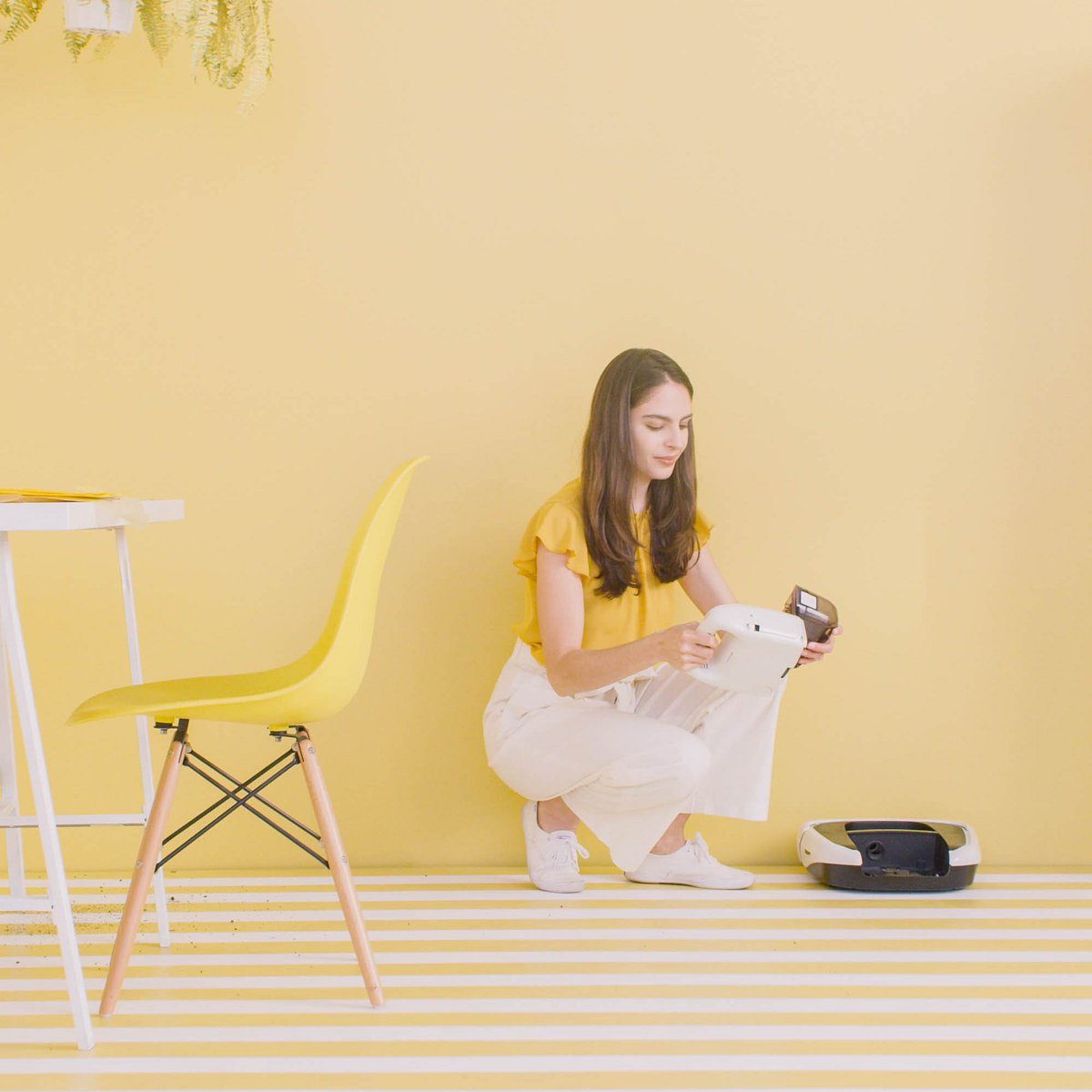 CoralRobots's tweet photo. For when your robot just can't climb onto desks, chairs, and curtains. Just un-click the handheld. 🧙‍♀️https://t.co/LAxKMexiBg #robots #robotics #clean #coral https://t.co/inu8TuyEek
