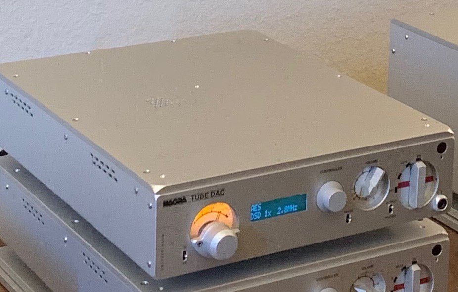 steven_dake's tweet photo. #Nagra #TubeDAC arrived yesterday. One word: Amazeballs!
Photo here is playing 1xDSD over AES from a DCS Network Bridge. Sadly the NB doesn't output in USB so need to get a different streamer to handle 4x #DSD. https://t.co/WTHjviJyNh
