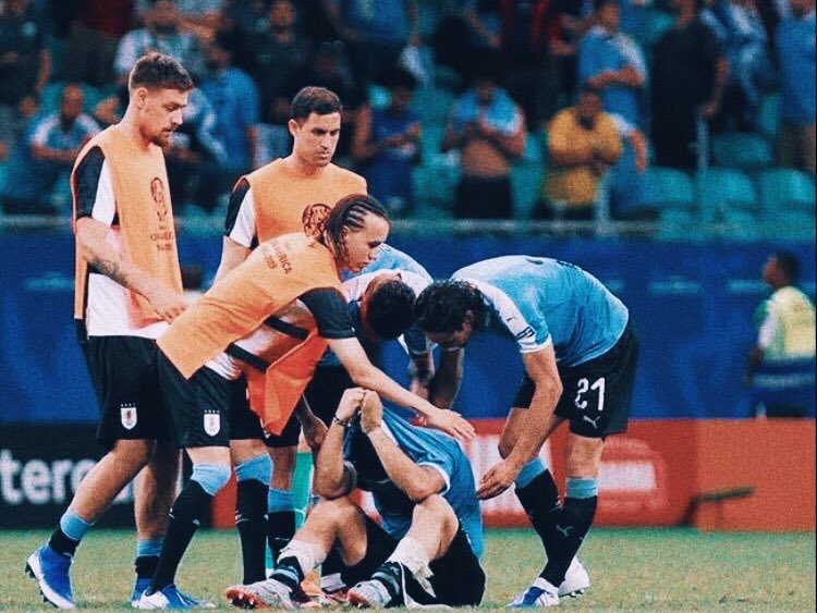 uruwhattt's tweet photo. Cuando nosotros lloramos por dentro, ellos lloran por fuera. 
Y cuando uno se cae, lo levantamos entre todos. 
Siempre fue así Uruguay.
Volveremos. https://t.co/xlqK3g64xE