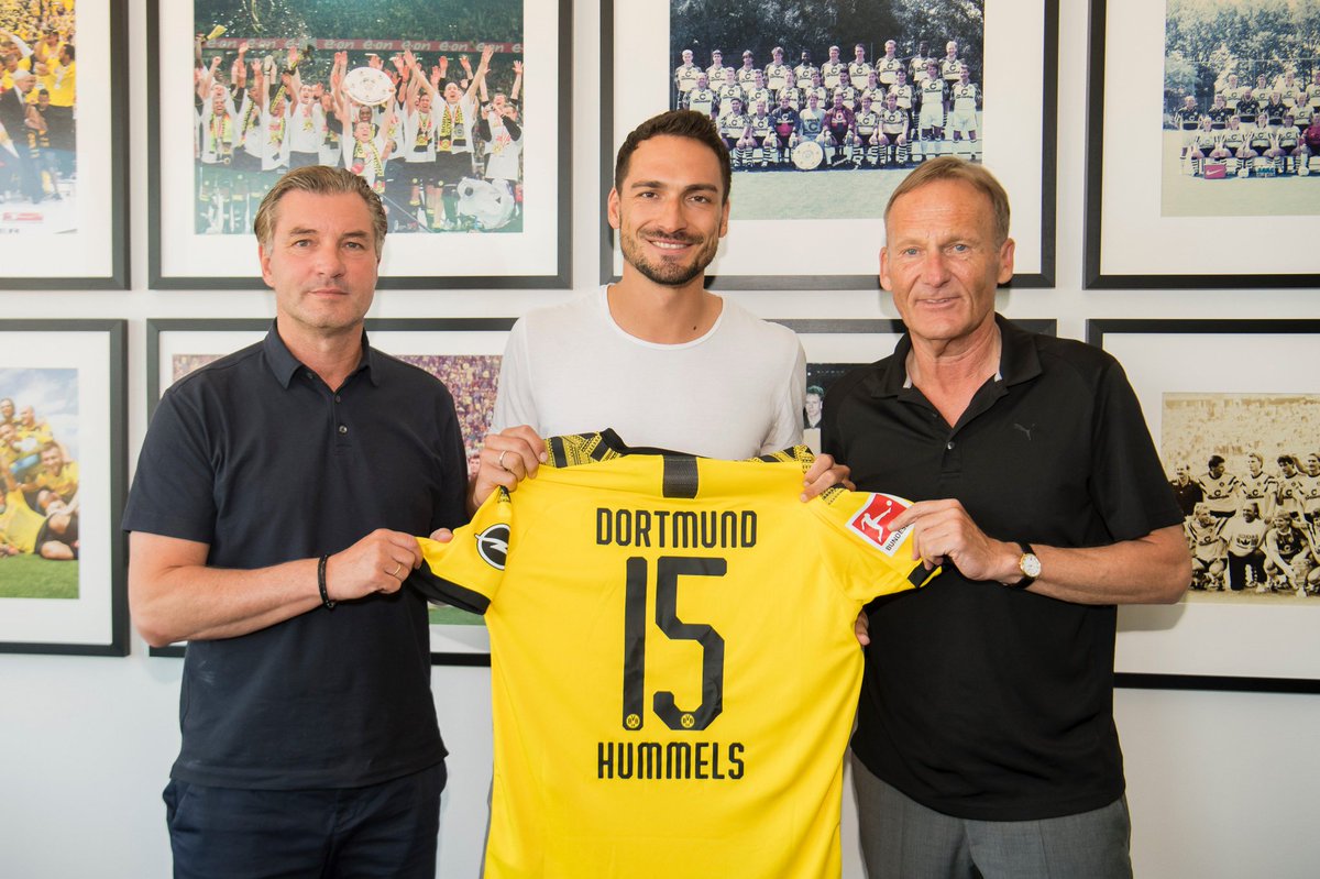 remetropolitano's tweet photo. "O bom filho, à casa volta!" @matshummels regressa ao @BVB Borussia Dortmund após ter trocado o clube pelo Bayern de Munique. 
#REMmercado #EsporteMetropolitano https://t.co/EooLgXAib1