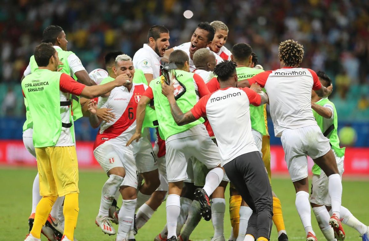 La primera foto es de Perú antes del partido. La segunda es tras terminar los penales: UNIÓN ⚽️👏. Pase lo que pase, somos un equipo, en las buenas y en las malas. Gracias a todos por el apoyo, ahora a pensar en el siguiente partido #CopaAmérica #ParenLasOrejas #ArribaPerú