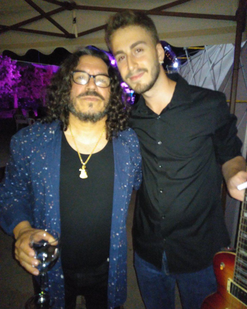 EricLlorca's tweet photo. Un placer haber podido conocerte en persona. Raimundo Amador. Un referente de la música española. 
#música #guitarra #spain #raimundo https://t.co/ygyA8E4vGS