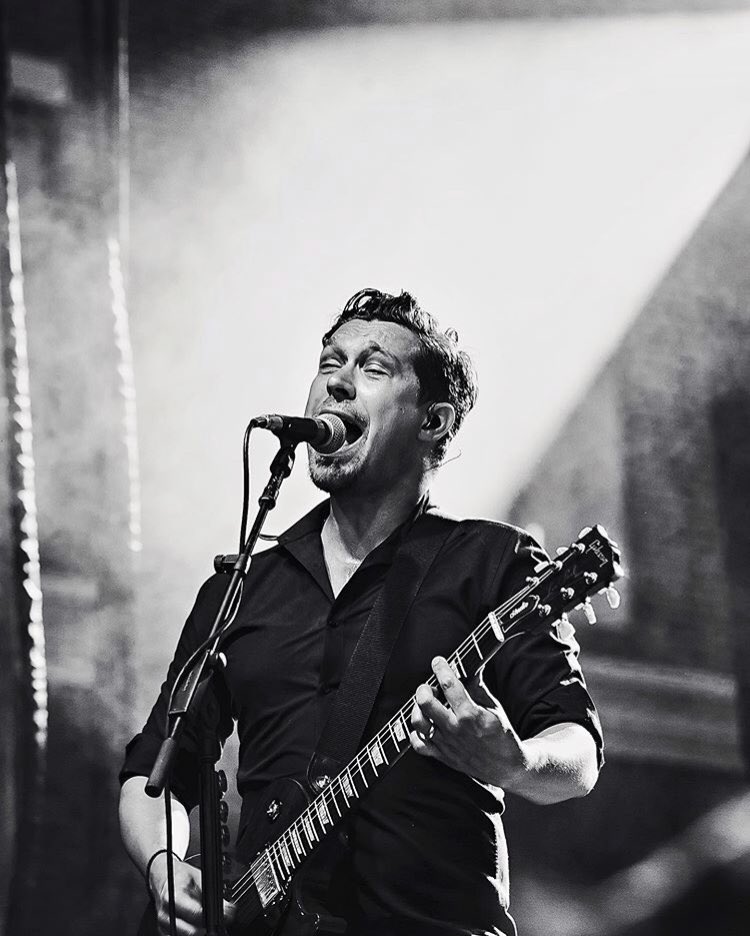 IsaacHansonFans's tweet photo. What a photo 😍♥️🔥🎵 [📸: @everythingedith ] #isaachanson #hanson #hansonband #band #fanson #fansons #isaachansonfans #clarkeisaachanson #guitarist #singer #music #musician #thehopjam https://t.co/teTOBJg7Tz