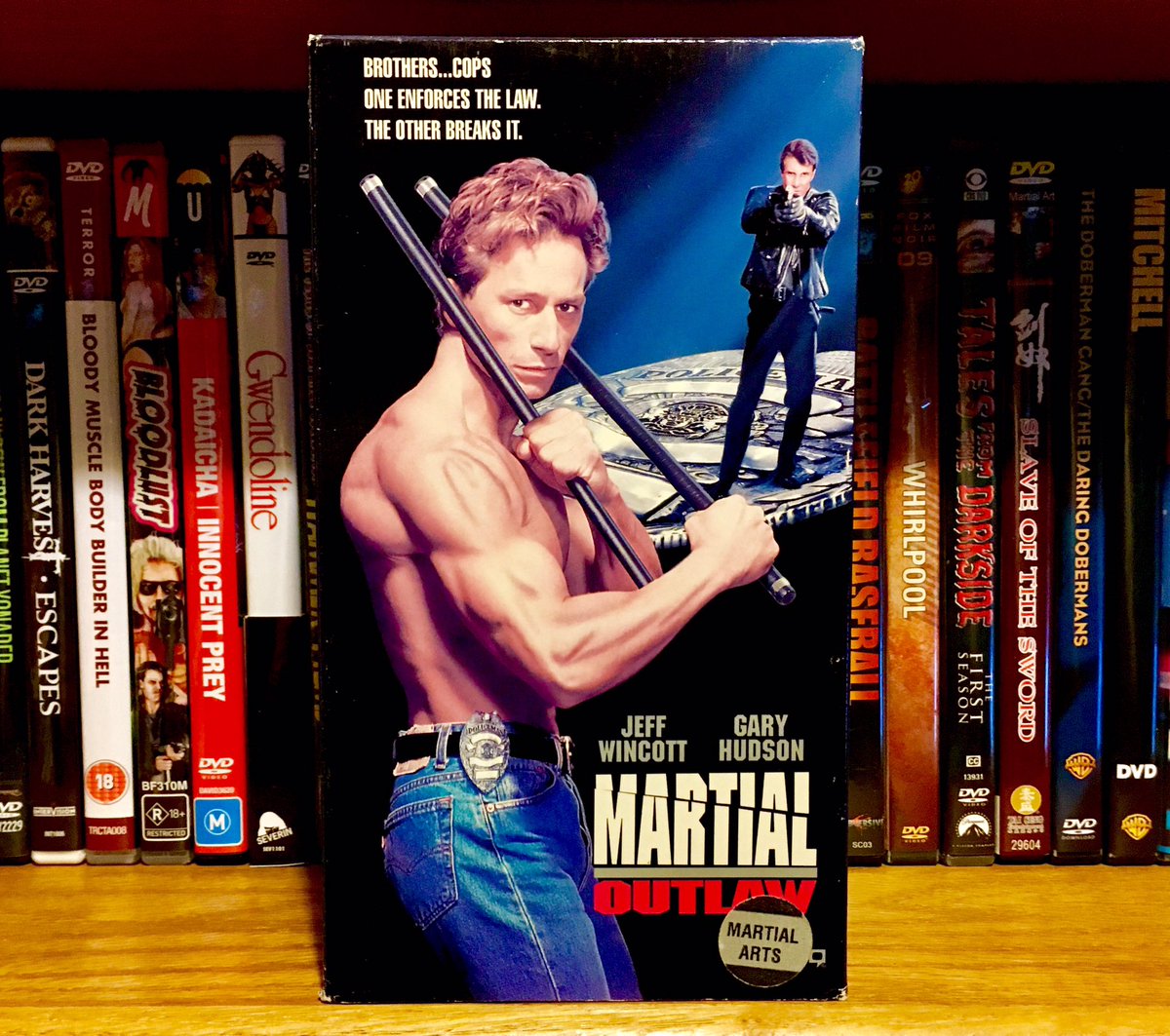 CinemaArcana's tweet photo. MARTIAL OUTLAW
(Kurt Anderson, 1993)
Republic Pictures
#VHSaturday #VHS #NotOnDVD #martialoutlaw #kurtanderson #jeffwincott #garyhudson #vladimirskomarovsky #kristaerrickson #lilianakomorowska #natashapavlovich #richardjaeckel #martialarrtsmovies #republicpictures #dtv #vhscu https://t.co/bN2zK35hHg