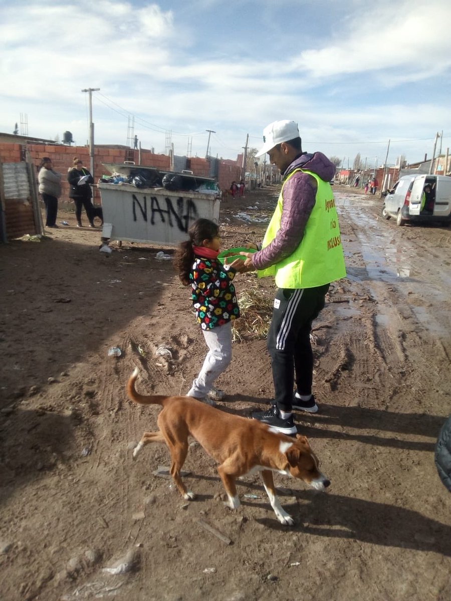 Hoy como todos los sábados se entregaron viandas solidarias y ropa/calzado en barrio MOREIRA. Quienes quieran colaborar con donaciones de ropa/calzados/frazadas puede hacerlo comunicandose por MD, TODO SIRVE! Gracias💜 <a href="/TWAMaderna/">Adrián Dario Maderna</a> @TWGUrbana <a href="/MirantesLaura/">Laura Mirantes</a> <a href="/barciaml/">María Laura Barcia Martinovic</a> <a href="/MaruOrtizTw/">Maru Ortiz</a>