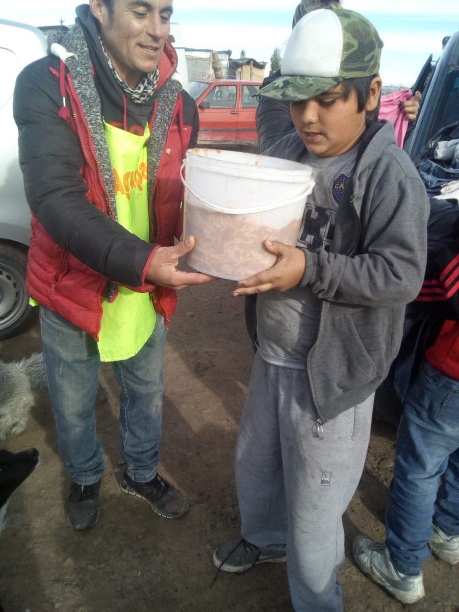 Axlainclusion's tweet photo. Hoy como todos los sábados se entregaron viandas solidarias y ropa/calzado en barrio MOREIRA. Quienes quieran colaborar con donaciones de ropa/calzados/frazadas puede hacerlo comunicandose por MD, TODO SIRVE! Gracias💜 @TWAMaderna @TWGUrbana @MirantesLaura @barciaml @MaruOrtizTw https://t.co/Kg1OHbIrv0