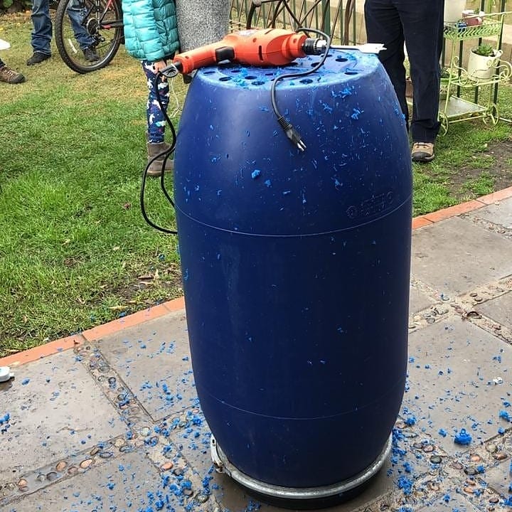 CACdeLaReina's tweet image. Hoy impartimos taller de #compostaje y fabricación de #compostera con los/as amigos de @comite_la en la UV1 de #LaReina 
Seguimos con las buenas prácticas ambientales y nuestro proyecto #FPA