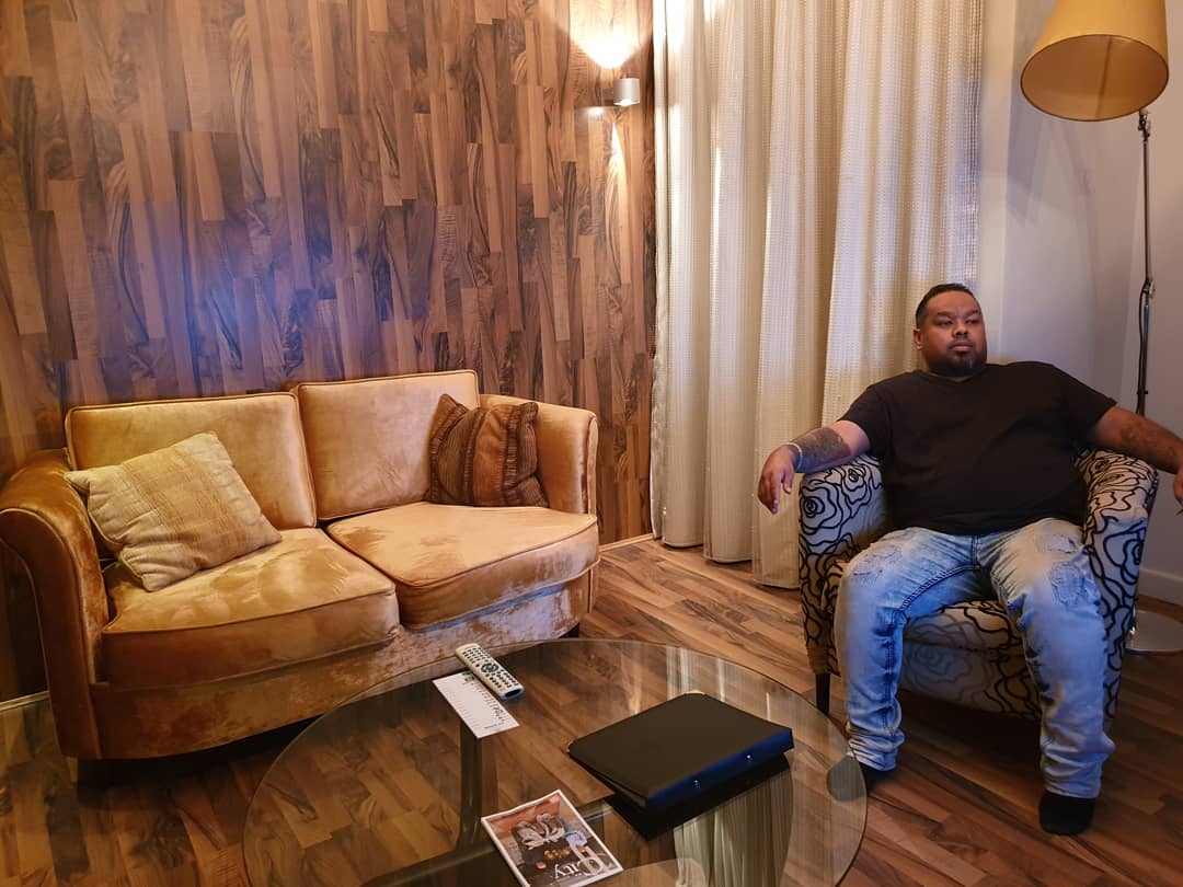 Llew_Johnson's tweet photo. Just relaxing, watching some television at the The @ColosseumHotel . Taking pics with my @SamsungMobileSA #Galaxynote9 . If you look closely, you'll see the #SPen in my hands. I say it's still a #selfie Do you agree? #withGalaxy #Teamsamsung #Note9Photography #TakenWithMyNote9 https://t.co/qFYDzN4lR2