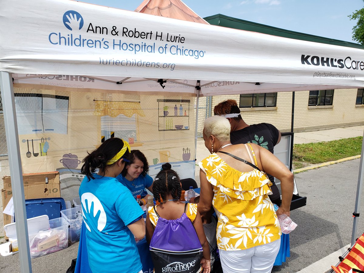 LurieHCN's tweet image. What a beautiful day for a community event! Our Community Volunteer Corps spent the day at Austin's Summer of Opportunity playing games and sharing knowledge. Thanks @buildchicago for having us! #BUILDfutures