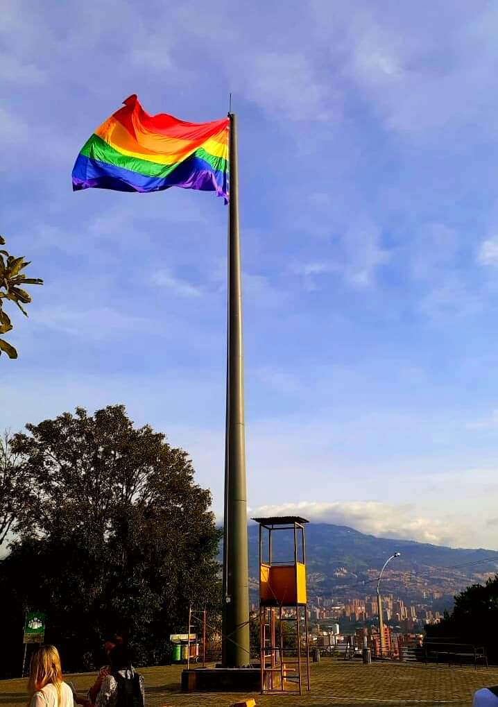 andrealdana's tweet image. Amigos, borré los trinos del sujeto que bajó la bandera 🏳‍🌈 porque se estaban envalentonando los homófobos y, pues, para qué ayudar a reproducir y darle pantalla a la imbecilidad. Prefiero quedarme con esta foto, que es de @rabodeajip. Para mí la bandera sigue ondeando.