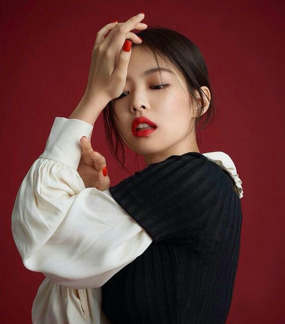 Are there times when it is hard? "I think I experience fun more than I experience hardships. I don’t want to think about the hardships yet" -  #JENNIE