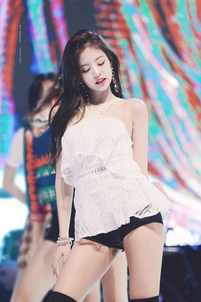 Are there times when it is hard? "I think I experience fun more than I experience hardships. I don’t want to think about the hardships yet" -  #JENNIE