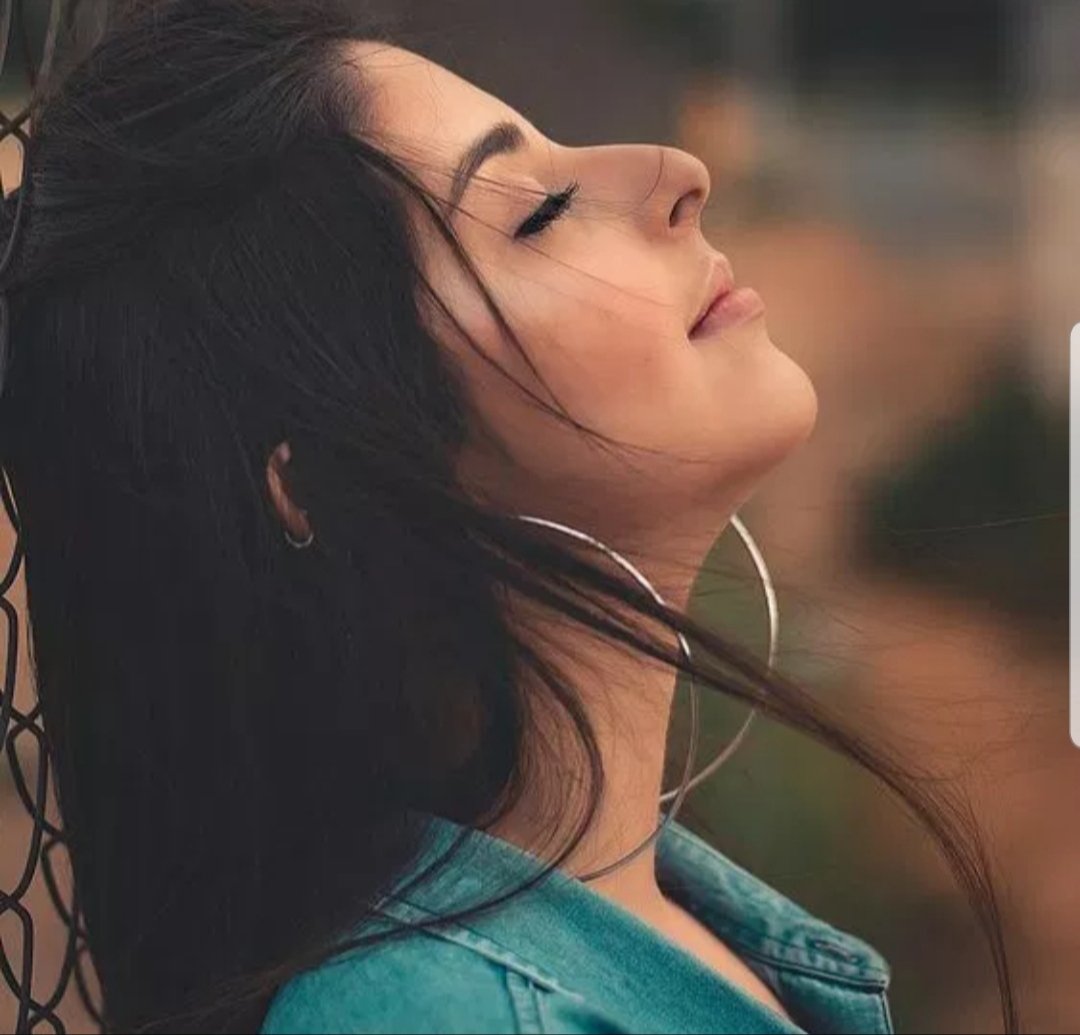 عمري ماقصدت ازعل إنسان
 ۆٱحـٍْبّْ كـٍْلَ النـاس واغليہا 
قــلبي كبير وصدري ميدان 
صٱبره على الـدنيا ۆ مـٍْا فيہا
لا شفت دمعـَّہ في عيـون إنسان  
احاول اخفي العبره واداريہا
طبعي وعاجبني وماني بخسران
هذي تربية والديني وافتخر فيہا