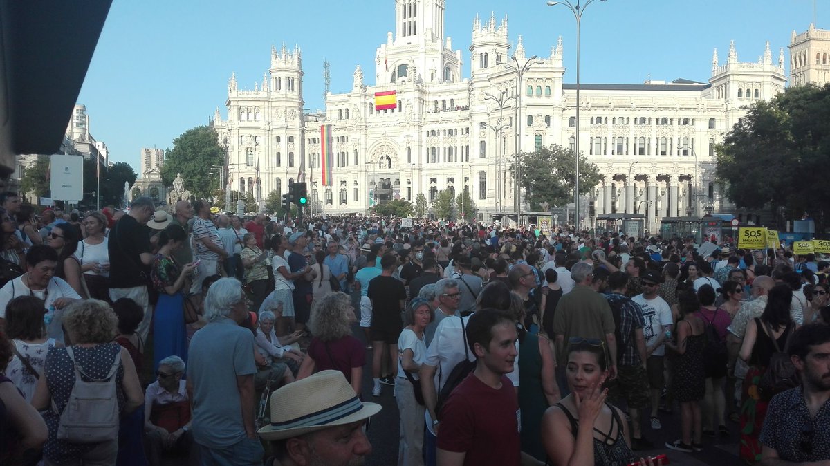 AmpaGranCapitan's tweet photo. A pesar del tremendo calor, mucha gente para decir q no se puede retroceder en la lucha contra la contaminación.
#MadridCentralSeQueda
#sosmadridcentral 
#ColesSinHumosMC
@fapaAgzCtr 
@demadridcentral https://t.co/FbDjQWap16