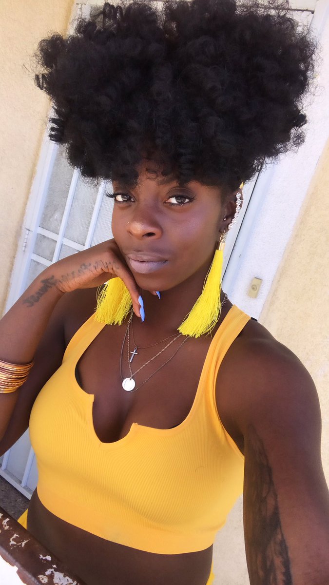 spiveydivaa's tweet photo. My mind is prettier than my face and my soul outshines them both, I have no worries. ✨ #noworries #inmyfavoritecolor #lovingyourself #darkskinwomen #prettyface #prettymind #prettysoul #osunvibes #losangeles #spiveydivahair #happyplace https://t.co/nErHfEovVz