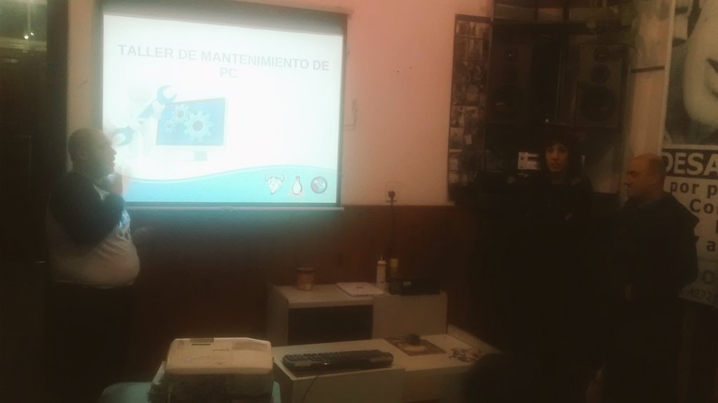 waltsan22's tweet photo. Ahora taller de mantenimiento en el #clubdesoftwarelibre a cargo de les compañeres Marcelo y Mili #Gnu #Linux https://t.co/KSS6OyV01L