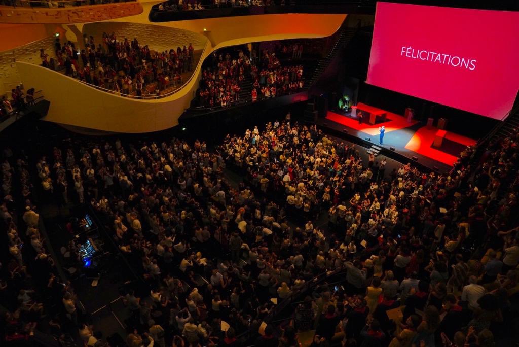 sciencespo's tweet photo. Un grand bravo à toutes nos diplômées et tous nos diplômés 👏#SCPOGRAD2019 https://t.co/p1o6gpqyjl