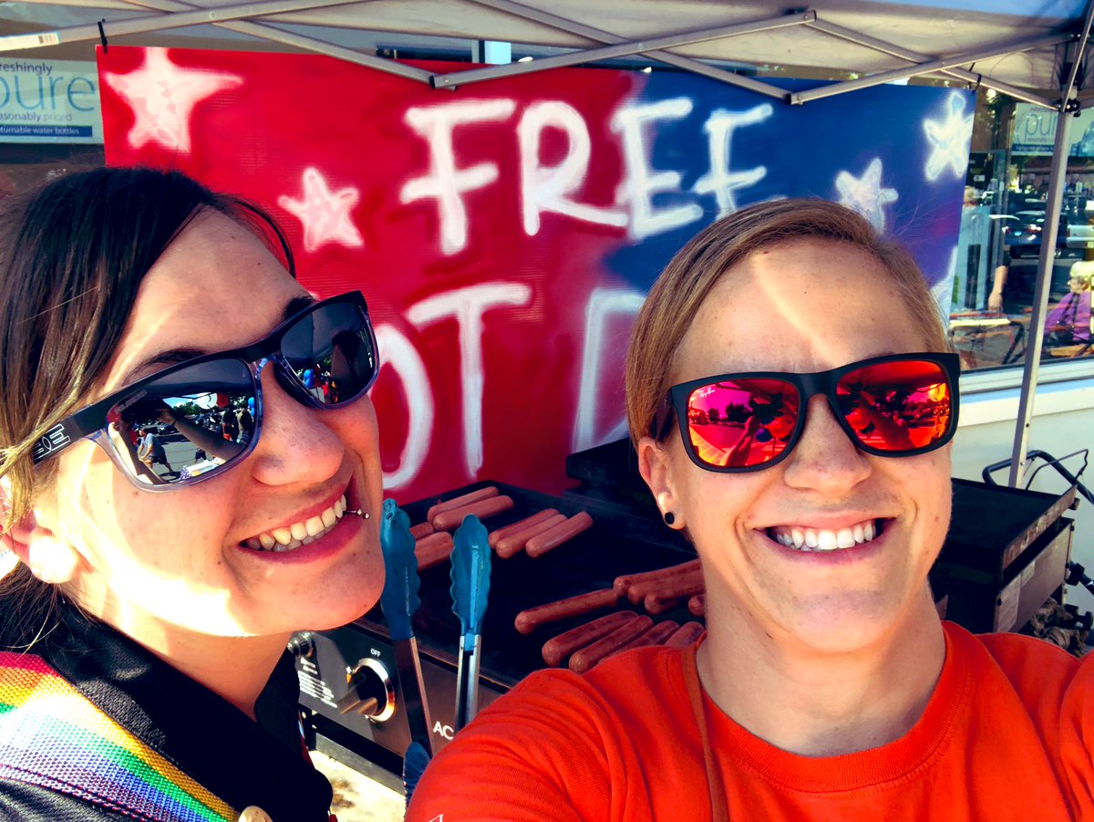 KrissyKohler's tweet photo. Our amazing customers are enjoying some FREE hotdogs with some #THD4010 installation info on the side from our vendors and associates! @Bselch @bamanda1214 @jennlarson12 https://t.co/aq7n1Z3Mt7