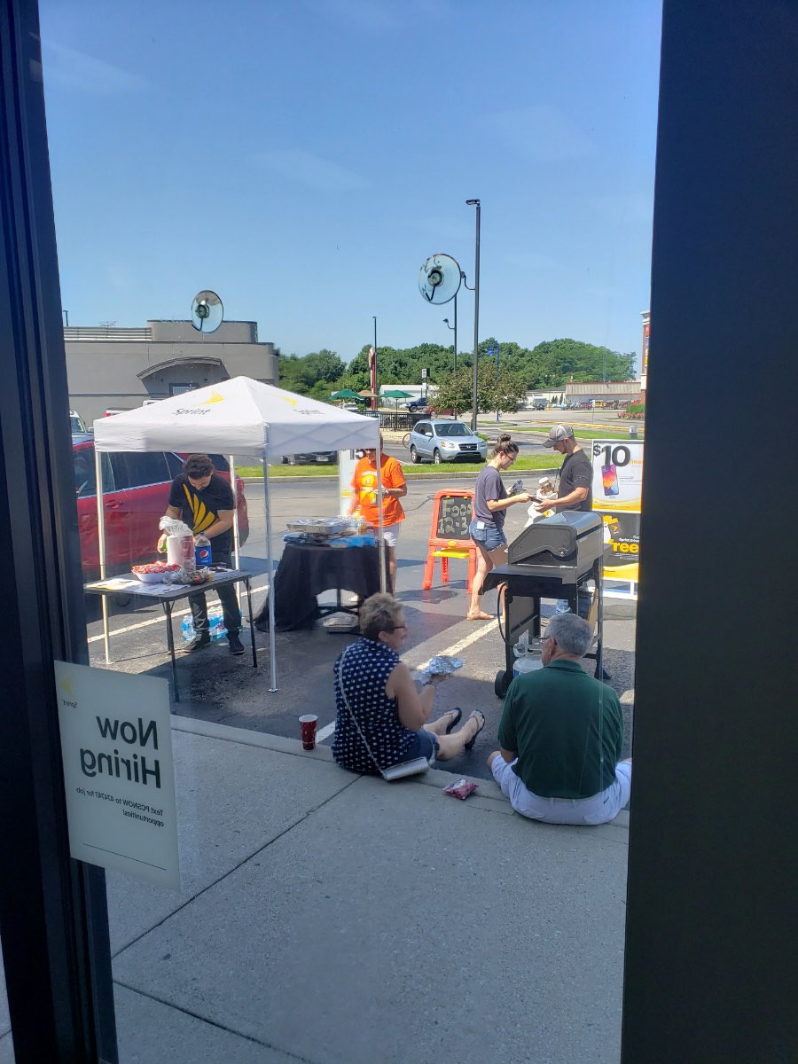 kellyackerman78's tweet photo. Cooking up some #Sprint sales in Terre Haute today! #AHOD #krzctrl @kruzeman @kimwhite4 https://t.co/wL374dhZBp