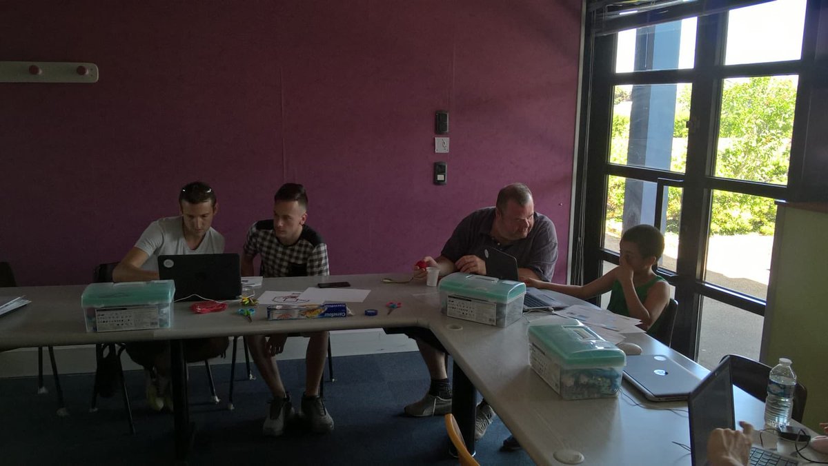 i2form's tweet image. Atelier du code by @I2FORM, dernière séance atelier hebdomadaire avant les vacances. L’occasion d’organiser des ateliers familles parents/élèves. Coding avec Nao Robot, construction d’un jeu de Basket-Ball Makey-Makey et atelier robotique. Un très bon moment convivial. #I2FORM