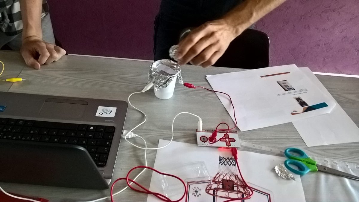 i2form's tweet image. Atelier du code by @I2FORM, dernière séance atelier hebdomadaire avant les vacances. L’occasion d’organiser des ateliers familles parents/élèves. Coding avec Nao Robot, construction d’un jeu de Basket-Ball Makey-Makey et atelier robotique. Un très bon moment convivial. #I2FORM