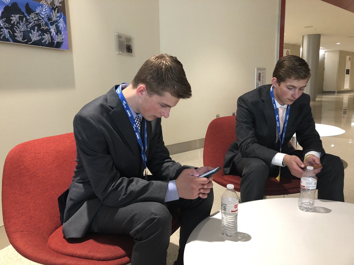 gehsfbla's tweet photo. FBLA Nationals mid-afternoon hydration and study session @GEHSBlazers #FBLA #dontletdehydrationruinyourvacation #CreateLeadInspire #TwinPowerActivate https://t.co/Y8LRPEwFxm