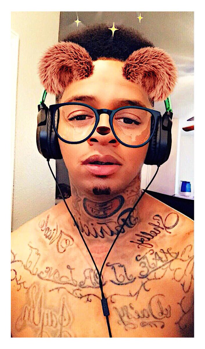 HOODMAURICE's tweet photo. Going live in an hour link in bio ๐ฎโก๏ธโก๏ธโก๏ธ#mixer #Mixerstreamer #staticteam https://t.co/huMw8zmp3L