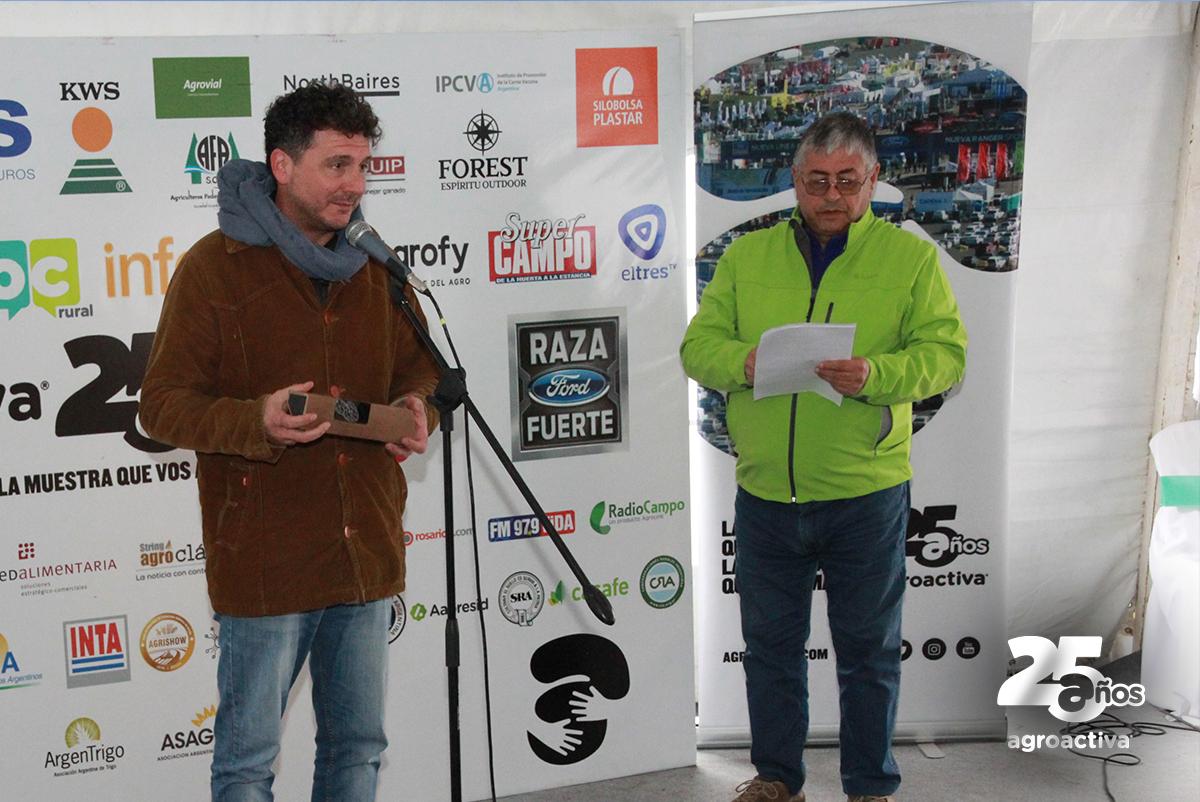 AgroActiva's tweet photo. Hoy la comunidad de @agroactiva reconoció con el #ValorCriollo a la ONG @MovilizaRSE por el gran trabajo que hacen todos los días transmitiendo valores solidarios y construyendo equidad en nuestro país https://t.co/Fblub4Yu11