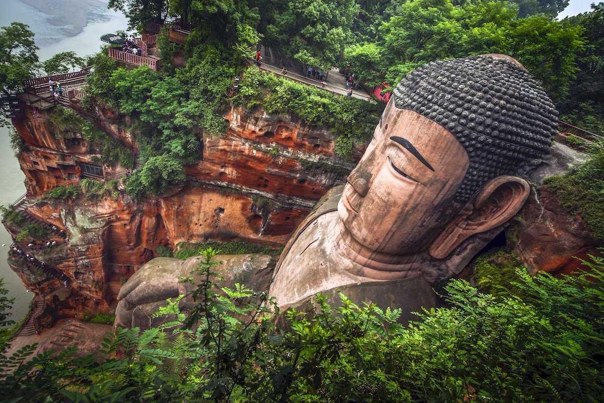 ddoniolvalcroze's tweet photo. The impressive Giant Buddha of Leshan in China, carved from the mountain rock https://t.co/TL4okQH1P8