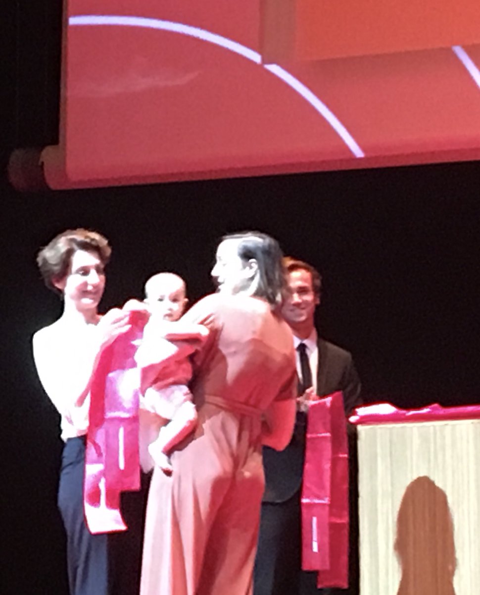 BDLYO's tweet photo. J’ai serré 1081 mains, remis 1081 écharpes pour ces deux jours de cérémonie de diplômes de @sciencespo. Autant de sourires et la stupéfaction de Victoria dans les bras de sa maman Ophélie! bravo à tous nos diplômés 2019 #SCPOGRAD2019 https://t.co/dl4VL5FdS9